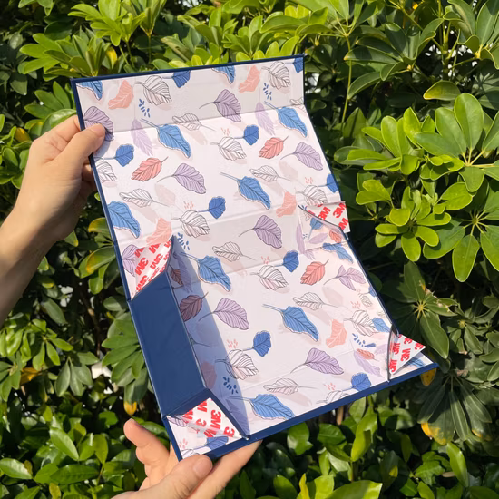 접을 수 있는 선물 상자를 포장하는 두 배 손가락으로 튀김 자석 크리스마스 스카프